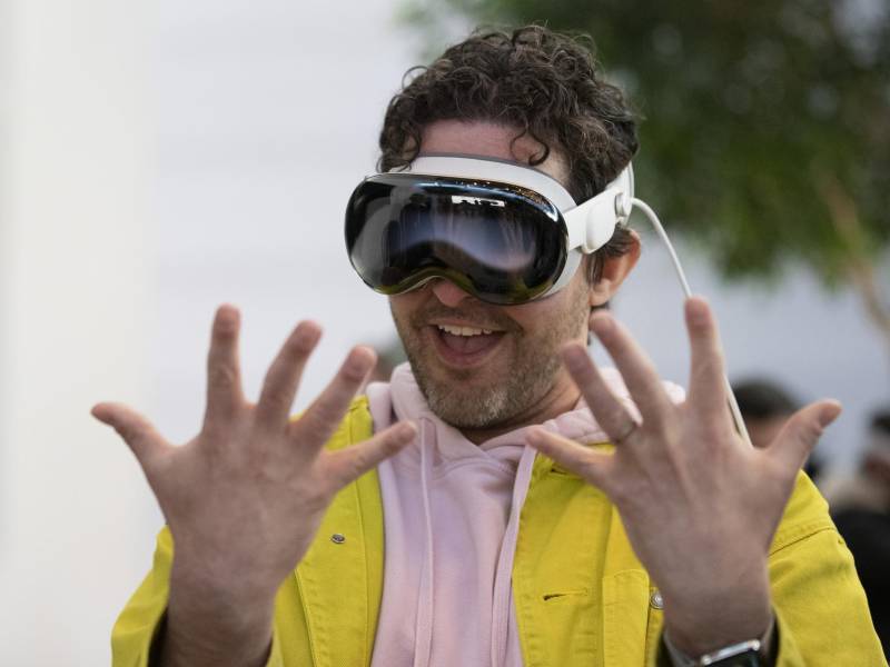 Multitud acampa frente a Apple para comprar gafas de más de 3 mil dólares