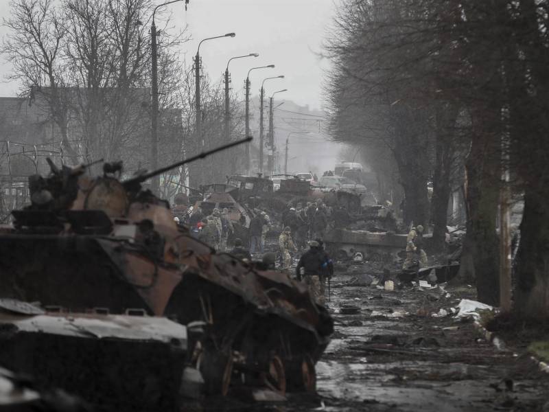 Una hilera de tanques quemados se ve a la entrada de Bucha, símbolo de la derrota rusa a las puertas de Kiev, pero también escenario de supuestos crímenes de guerra ante el reguero de cadáveres de civiles que siguen apareciendo en calles, sótanos y en fosas comunes, una matanza que ha conmocionado al mundo.
