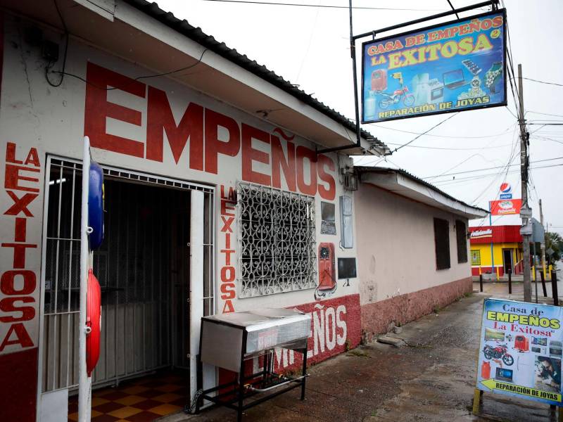 <b><span class=mln_uppercase_mln>Comercio.</span></b> Fachada de casa de empeño La Exitosa, que opera desde hace 35 años en Cabañas.<span class=mln_uppercase_mln> Foto: Yoseph Amaya.</span>