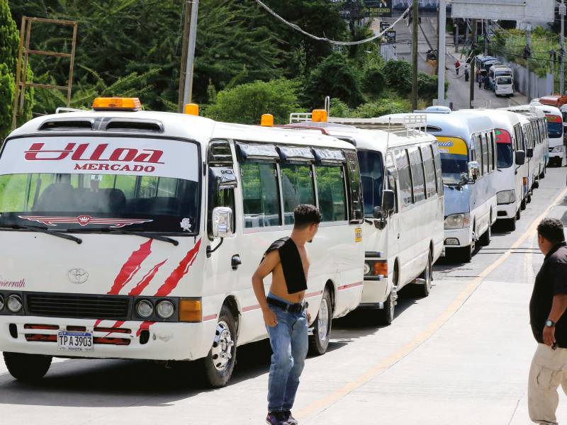 <b><span class=mln_uppercase_mln>Transporte.</span></b> Los dirigentes señalaron que si no se hacen efectivos el pago del bono compensatorio regresan a las calles.