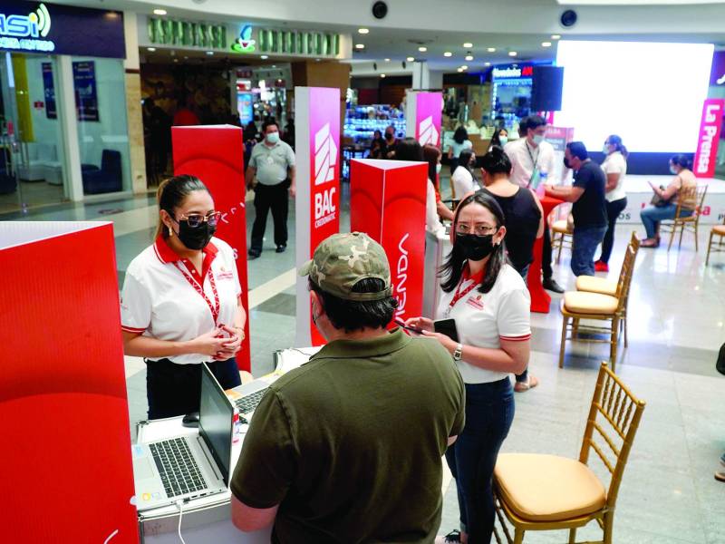 <b>Colaboradoras de una institución bancaria dan información a un candidato a préstamo. </b>