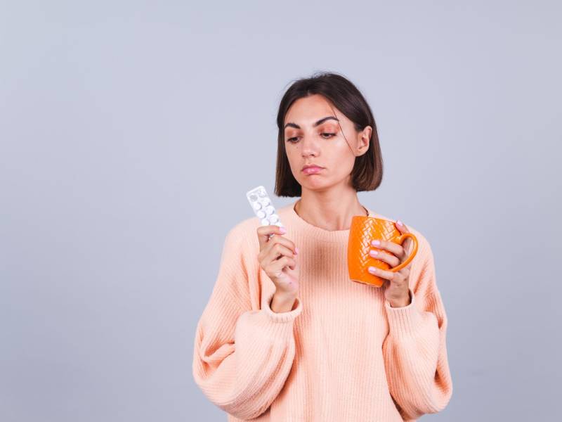 “Las personas que por lo demás están sanas pueden estar menos dispuestas a aceptar estos efectos adversos potencialmente graves”.