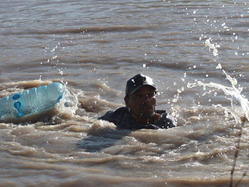 Migrantes cruzan el río Bravo para llegar a Estados Unidos.