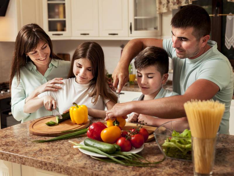 Comer sano es una responsabilidad de toda la familia para tener menos riesgo de enfermar.