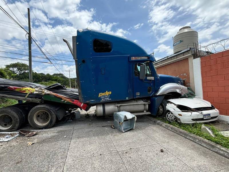 Agentes de la Policía Nacional llegaron al lugar para investigar el accidente vial.