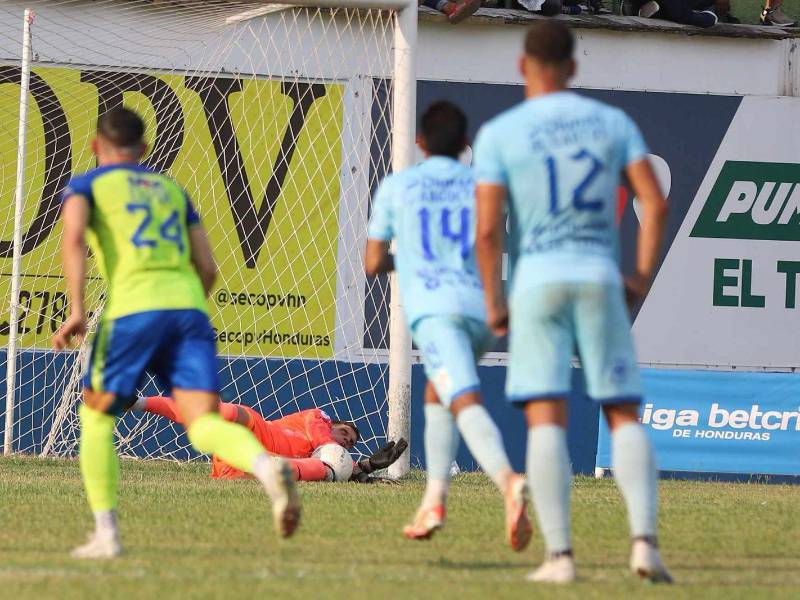 Rougier se viste de héroe: Así fue el penal que atajó en el Olancho-Motagua