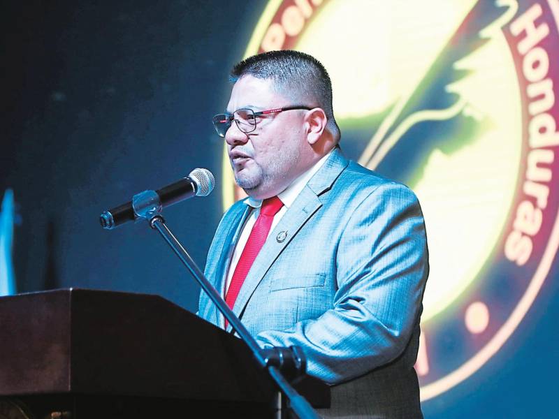 <b><span class=mln_uppercase_mln>Colegio.</span></b> Osman Reyes, presidente del CPH, dio un discurso directo hacia quienes tienen el poder en el país y pidió respeto al periodismo.