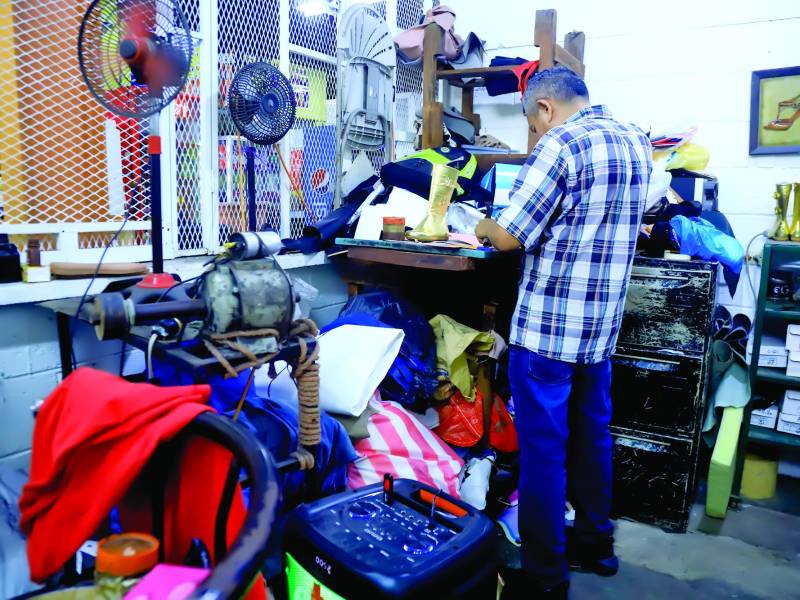 <b>Muchos zapateros se han visto obligados a cerrar sus talleres y migrar a otro país por falta de apoyo gubernamental. Foto: M. Cubas.</b>