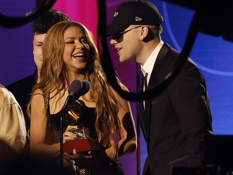 Shakira logró este jueves junto a Bizarrap el premio a mejor canción pop en los Latin Grammy por ‘Shakira: Bzrp Music Sessions, Vol. 53’ y se lo ha dedicado, entre otros, al “público español” por apoyarla “en los tiempos difíciles”, en referencia a su ya terminada relación con el futbolista Gerard Piqué.