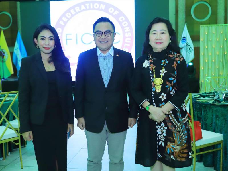 En el marco de la Conferencia Latinoamericana (FICAC), y como símbolo de gratitud y hermandad entre los países pertenecientes a la mencionada organización, la Asociación Cuerpo Consular Sampedrano (ACCS) y el Grupo Karim´s (GK Global) han sido anfitriones, por primera vez en Honduras, de estas importantes actividades. La misma, tuvo como sede las instalaciones del Centro de Convenciones del Hotel Copantl, donde más de un centenar de diplomáticos de diferentes naciones compartieron una jornada que sirvió para afianzar los lazos de amistad, después de crear convenios en pro de la educación superior en Honduras, así como de la cooperación internacional en general.