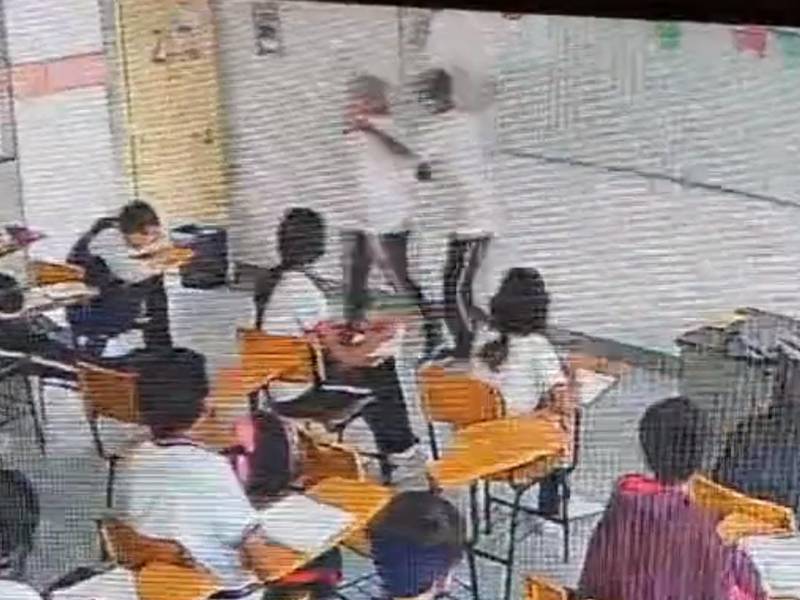 Captura del video cuando el alumno ataca a su maestra.