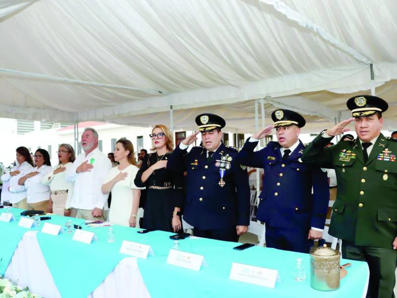 Autoridades locales y militares participaron en la ceremonia de incineración. Foto: Carlos Hernández