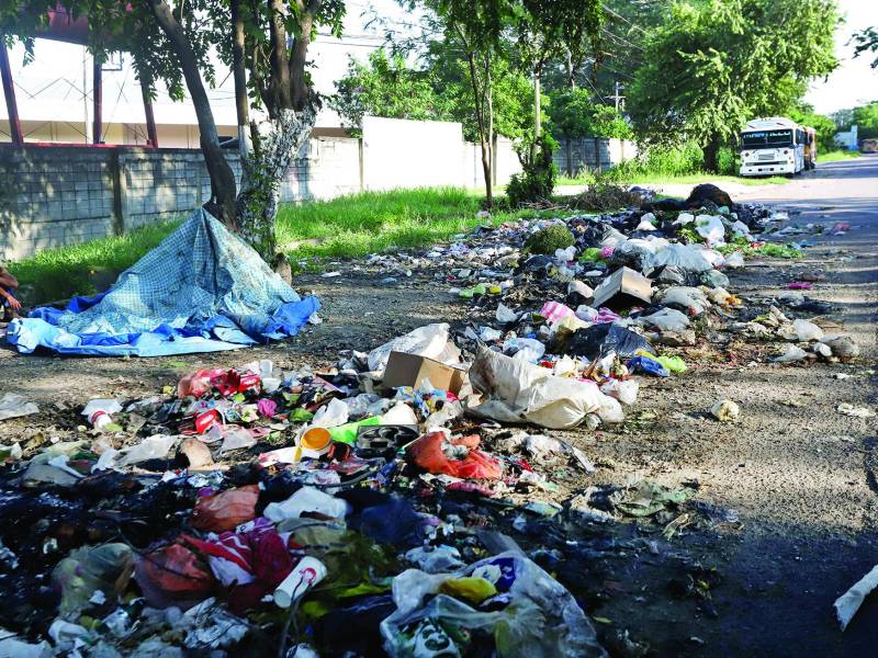 El bulevar de la CA-5 es utilizado como botadero clandestino. La alcaldía analiza empresas nacionales e internacionales para tratar los desechos.