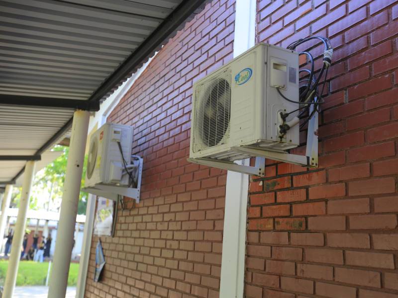 El instituto José Trinidad Reyes cuenta con más de 100 aires acondicionados.