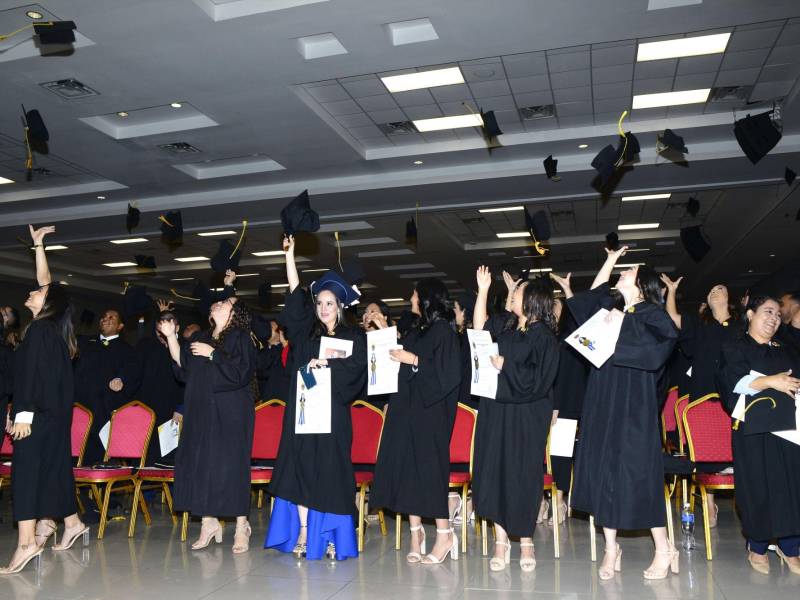Los agasajados de la jornada lanzaron su birrete hacia arriba como símbolo de un objetivo alcanzado.