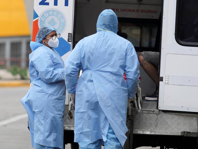 Personal de salud traslada a un paciente sospechoso de tener la covid-19, en el hospital San Felipe en Tegucigalpa.