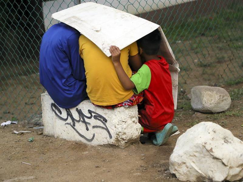 Niños juegan en el parque Monumento a la Madre en la ciudad de Danlí, al oriente de Honduras.