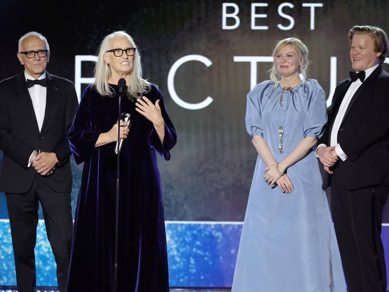 Roger Frappier, Jane Campion, Kirsten Dunst y Jesse Plemons subieron al escenariopara recibir el premios a mejor filme por The Power of the Dog”.