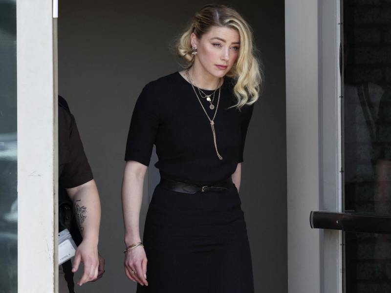 Amber Heard a su salida de la corte de Virginia tras escuchar el veredicto del jurado. Depp no se hizo presente ya que se encuentra en Londres.