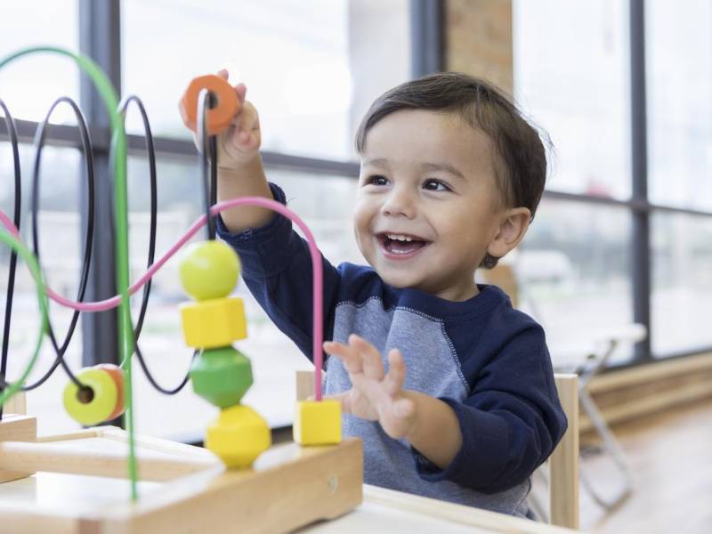 El reto es diseñar dinámicas y actividades manuales que incentiven a los niños hacia este espacio de conocimiento y creación.