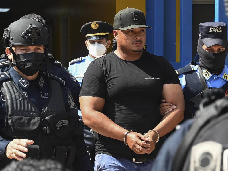 Miembros de las Fuerzas Especiales trasladan al presunto narcotraficante Raduan Omar Zamora Mayorga a la Corte Suprema de Justicia en Tegucigalpa el 16 de mayo de 2022, luego de ser capturado en el Caribe hondureño. (Foto: Orlando SIERRA / AFP)