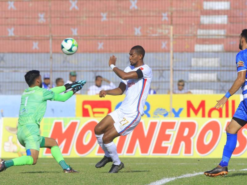 Jerry Bengtson en la disputa de la pelota con el portero Pipo López del Victoria.