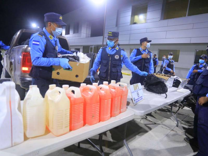 Evidencias. Los agentes decomisaron en el laboratorio los explosivos y ejecutaron capturas.