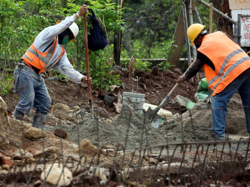 Hombres trabajan en construcción en Tegucigalpa (Honduras).