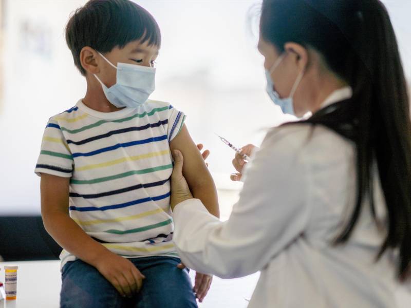 Los niños deben tener completo su calendario de vacunación.