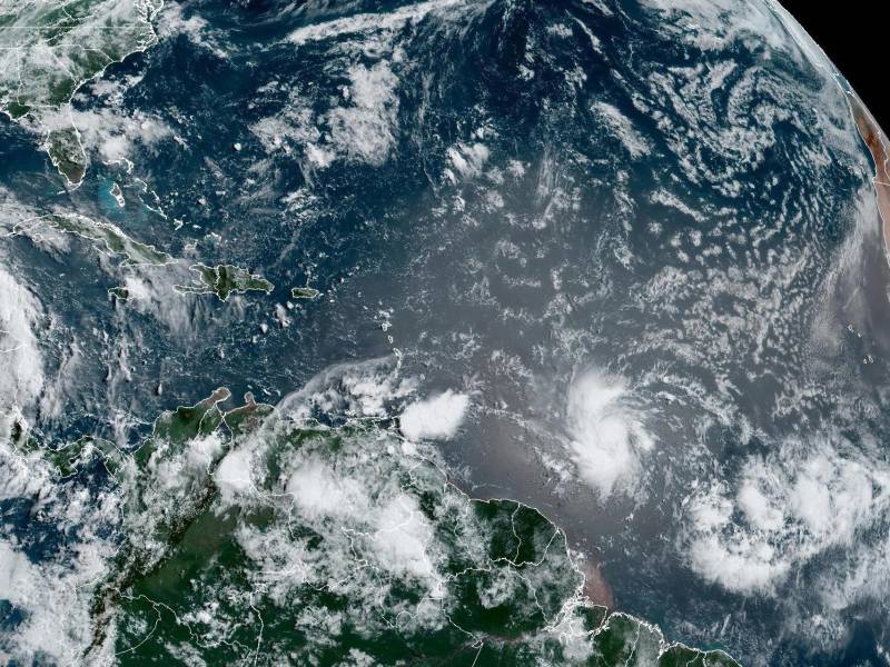 Fotografía satelital cedida por La Oficina Nacional de Administración Oceánica y Atmosférica (NOAA) a través del Centro Nacional de Huracanes (NHC) estadounidense donde se muestra la localización de la tormenta tropical Beryl en la cuenca atlántica, antes de convertirse en huracán.