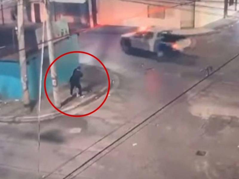 El hombre tomó por el pelo y apretó con sus brazos a la fémina en el momento que una patrulla de la Policía hondureña pasaba por el lugar.