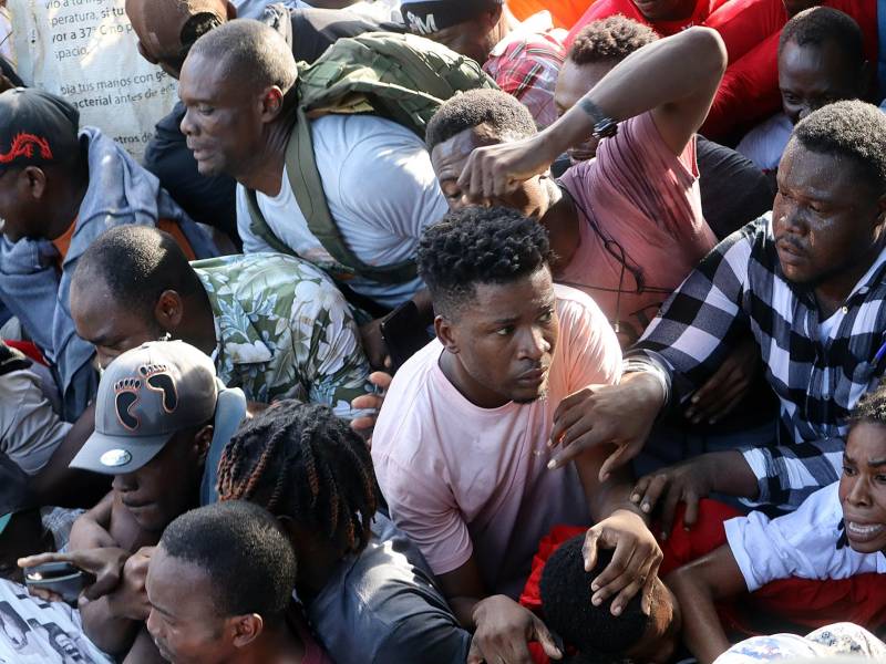 Migrantes sufren una estampida al intentar romper un cerco de seguridad, durante una manifestación frente a las instalaciones de la Comisión Mexicana de Ayuda a Refugiados (Comar) en Tapachula.