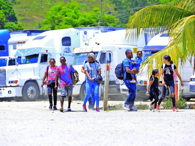 Pese a poder solicitar asilo a EUA, migrantes siguen cruzando ilegalmente al vecino país.