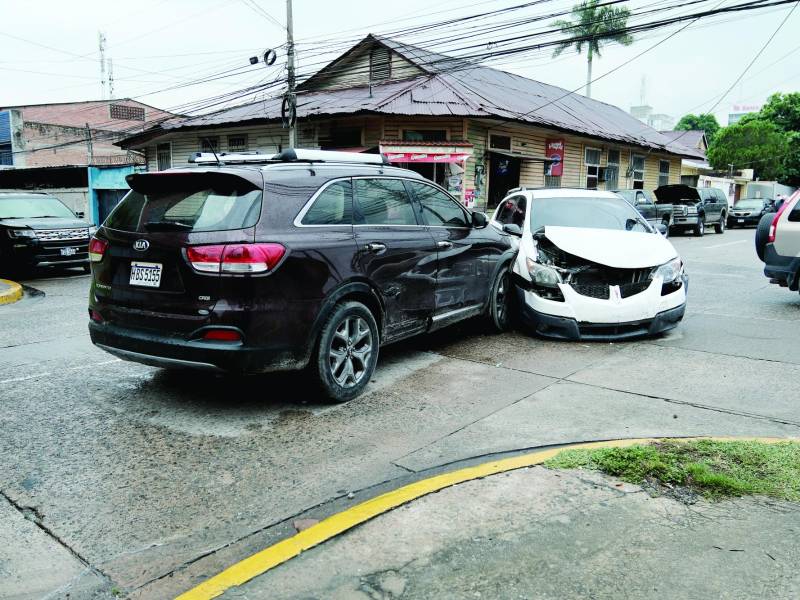 <b>Conductores de dos carros chocaron en la 4 avenida del barrio Guamilito. Foto: Yoseph Amaya.</b>