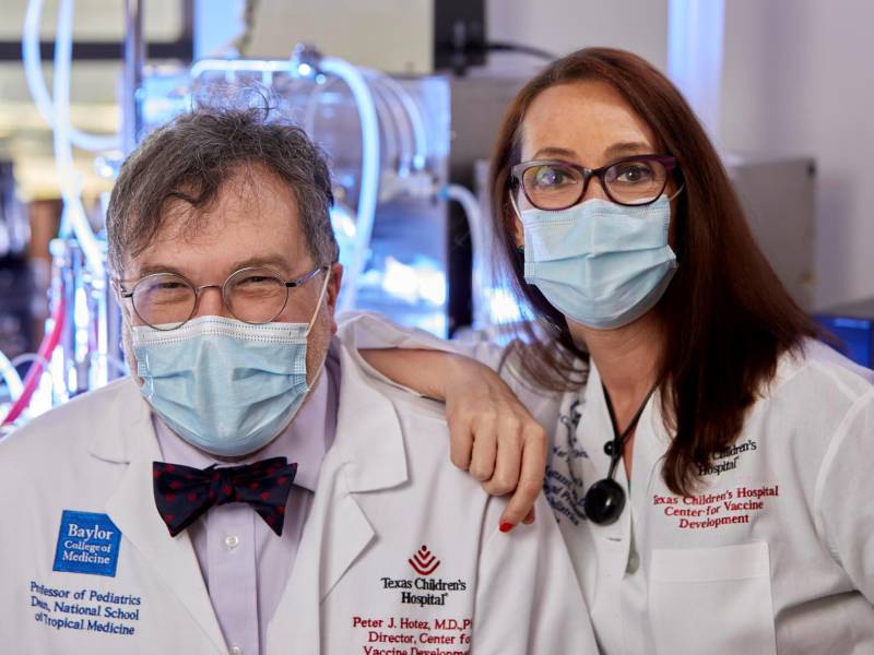 los doctores Peter Jay Hotez (i) y Maria Elena Bottazzi (d) posando en el laboratorio del Texas Children's Hospital.