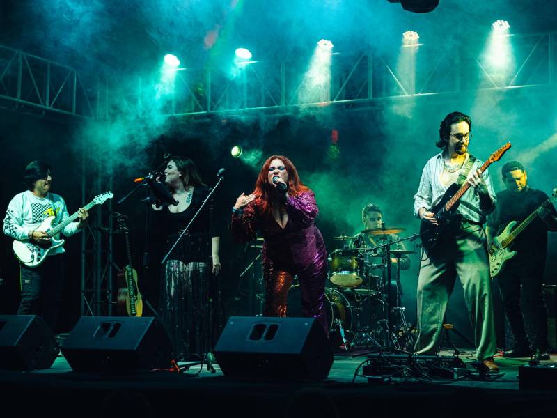 Ella Rockwell y su banda cantaron a todo pulmón las canciones de ABBA, en un fabuloso tributo musical.