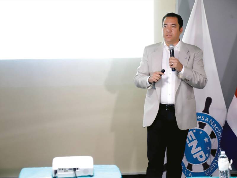 <b><span class=mln_uppercase_mln>Secretario.</span></b> Héctor Zelayalidera la comisión.<span class=mln_uppercase_mln> </span>