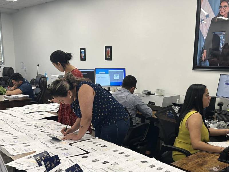 Personal del consulado hondureño en Charlotte, Estados Unidos.