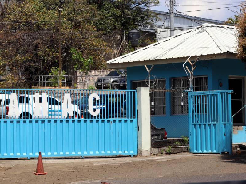 La Agencia Hondureña de Aeronáutica Civil es la encargada de regular la seguridad aérea civil de Honduras. Se basa en la normativa nacional e internacional.