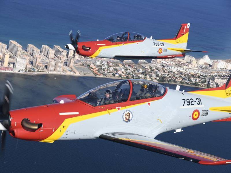 El rey Felipe VI y la princesa Leonor volaron juntos, pilotando cada uno un avión Pilatus PC-21, en la Academia General del Aire y del Espacio de San Javier (Murcia) dentro de la formación militar de la heredera de la Corona.