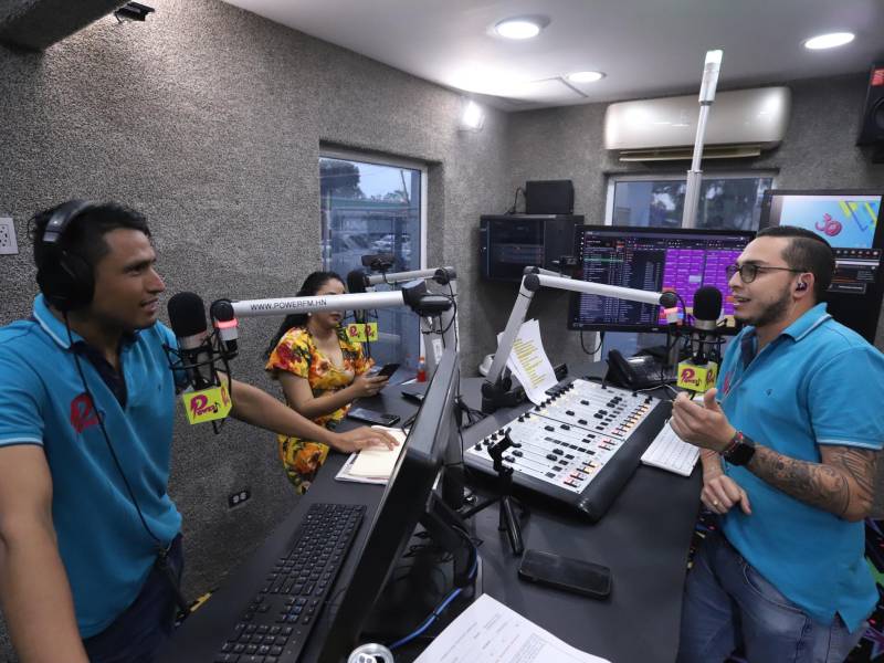 Cabina de Power Fm, en La Gozadera.