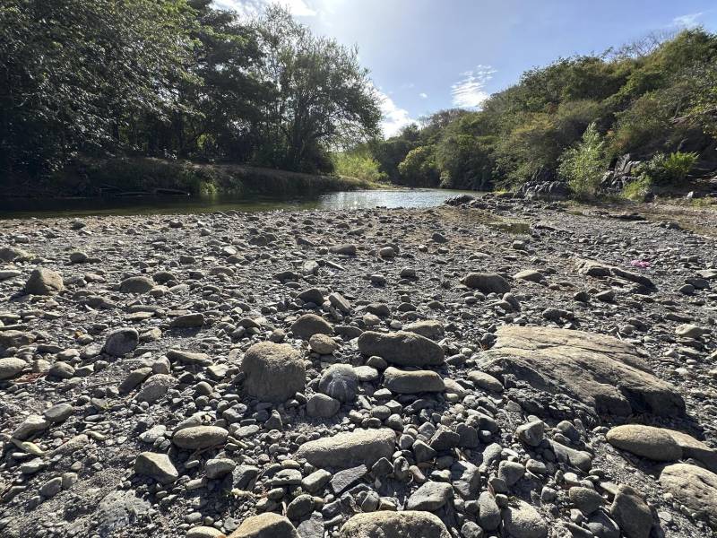 Fotografía que muestra el cauce del rio Moramulca afectado por la sequía este jueves, en Marcovia (Honduras).