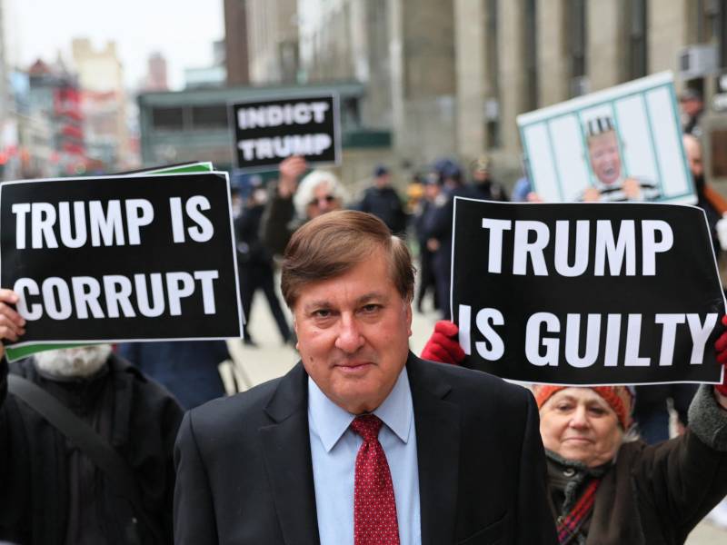 Nicholas Gravante, abogado de Allen Weisselberg, a su salida de la corte de Nueva York donde su cliente fue sentenciado a cinco meses de cárcel tras llegar a un acuerdo con la Fiscalía de Nueva York.