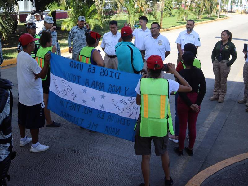 Una decena de hondureños junto a otros migrantes que se dirigen en caravana a los Estados Unidos bloquearon dos carriles de la entrada del Centro de Atención Integral al Tránsito Fronterizo a fin de presionar a las autoridades migratorias para la obtención de papeles que les permitan transitar hacia Estados Unidos de forma regular.