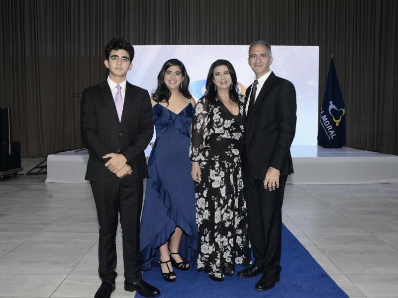 El empresario y filántropo progreseño Juan Bendeck fue el elegido para recibir este significativo homenaje, en donde su familia, amistades y empresarios lo acompañaron en esta celebración. En la foto, Eric, Megan, Jessica y George Faraj.