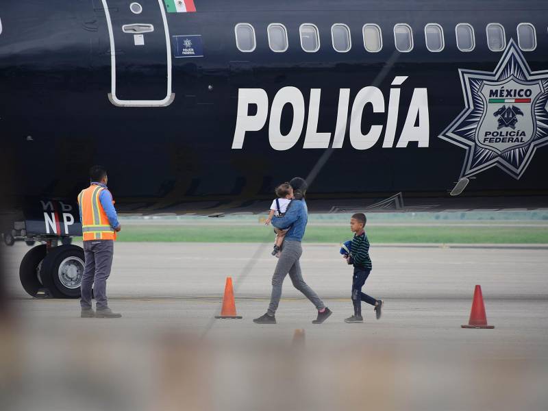Un grupo de migrantes hondureños llega en un avión de la policía mexicana, luego de ser deportados desde ese país. EFE/ José Valle