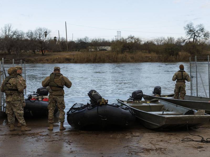 Elementos de la Guardia Nacional de Texas vigilan el río Bravo.