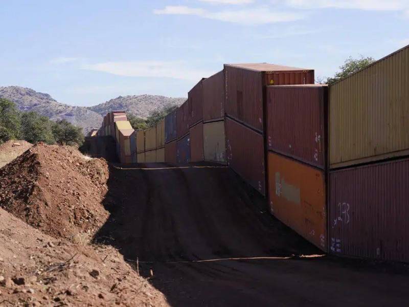 El gobernador de Arizona mandó colocar cientos de contenedores en la frontera para formar una barrera y evitar el ingreso de los inmigrantes.