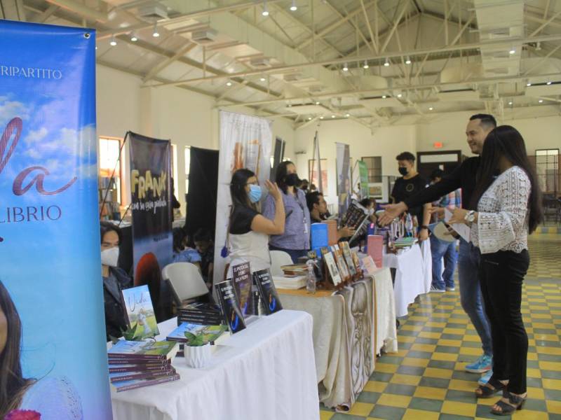 Positivo. Cientos de personas se hicieron presentes para adquirir uno de los tantos libros expuestos. El evento continuará este sábado 15 y domingo 16 de octubre.