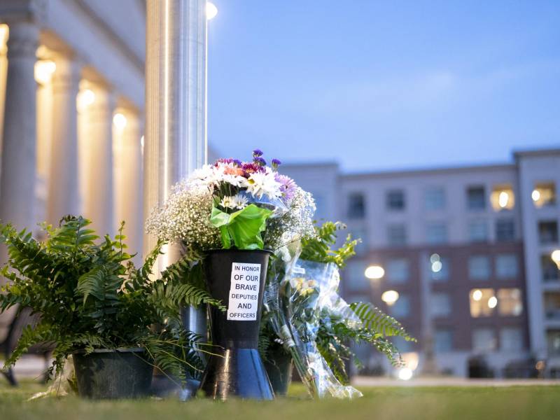 Un memorial en el distrito de Policía de Charlotte en memoria de los cuatro policías abatidos en un operativo.